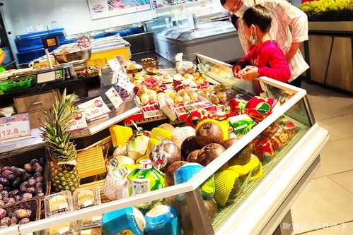 山东聊城一市民超市购买菠萝蜜,不小心揭开保质过期包装食品猫腻